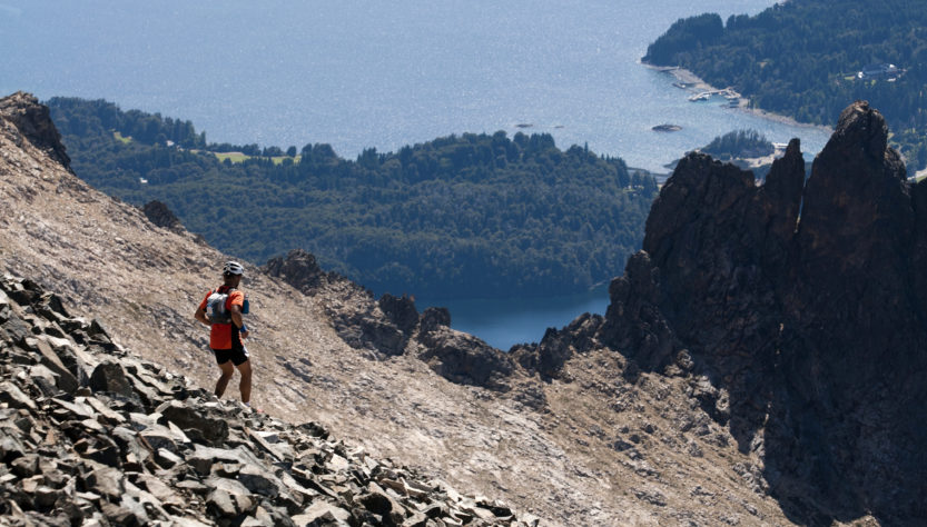 Hombre subiendo la montaña en Bariloche