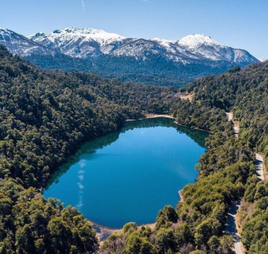 Lago visto desde arriba en cercanías a San martín de los Andes.