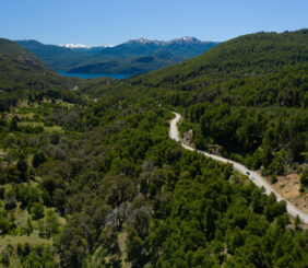 Vista panorámica de la Ruta de los 7 Lagos en Neuquén, Argentina