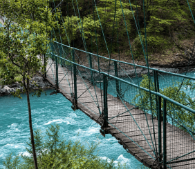 Pasarela de El Manso. Uno de los lugares imperdibles de Río Negro