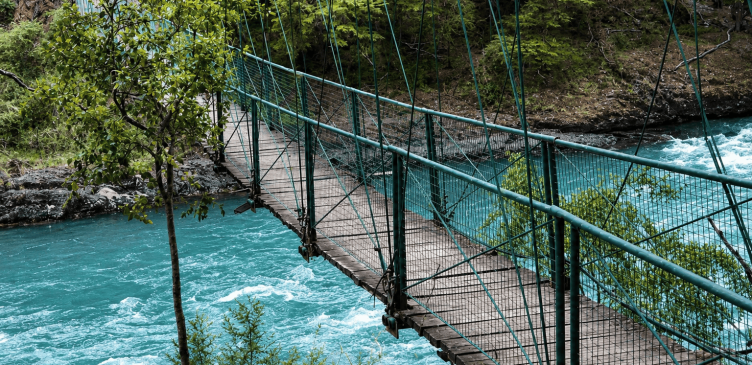 Pasarela de El Manso. Uno de los lugares imperdibles de Río Negro