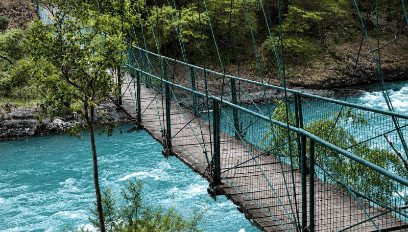 Pasarela de El Manso. Uno de los lugares imperdibles de Río Negro