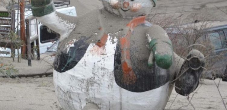 Muñeco de nieve Villa La Angostura cenizas tras la erupción del volcán Puyehue en 2011