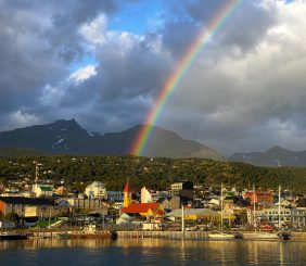 Vista de Ushuaia bajo la lluvia