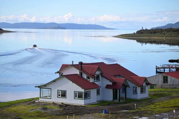🌲🏞️ ¡Un rincón histórico en la belleza de Tierra del Fuego! A solo 82 kilómetros de Ushuaia, se encuentra la Estancia Harberton, fundada en 1886 por el misionero Thomas Bridges. 🏡🇦🇷🕰️ Esta joya histórica fue la primera empresa productiva en Tierra del Fuego y, en 1999, fue declarada Monumento Histórico Nacional 📚🌿

Ph 📷 turismotdf 

estanciaharberton PatagoniaAndina surargentino Ushuaia findelmundo patagoniaargentina tierradelfuego patagonia