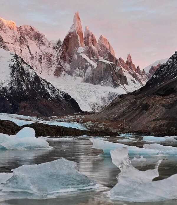 ⭐️ Cerro Torre, El Chaltén, Santa Cruz 📍 Obra de arte natural ⭐️
.
Ph 📷 ari_lallana 📌
.
CerroTorre PatagoniaAndina ElChaltén SurArgentino ElChalten cerrotorreelchalten elchaltenargentina elchaltenturismo